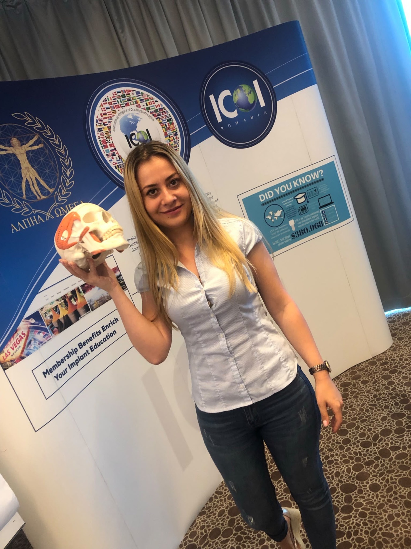 Dr. Laura Darawsha la un curs de implantologie, cu un model anatomic