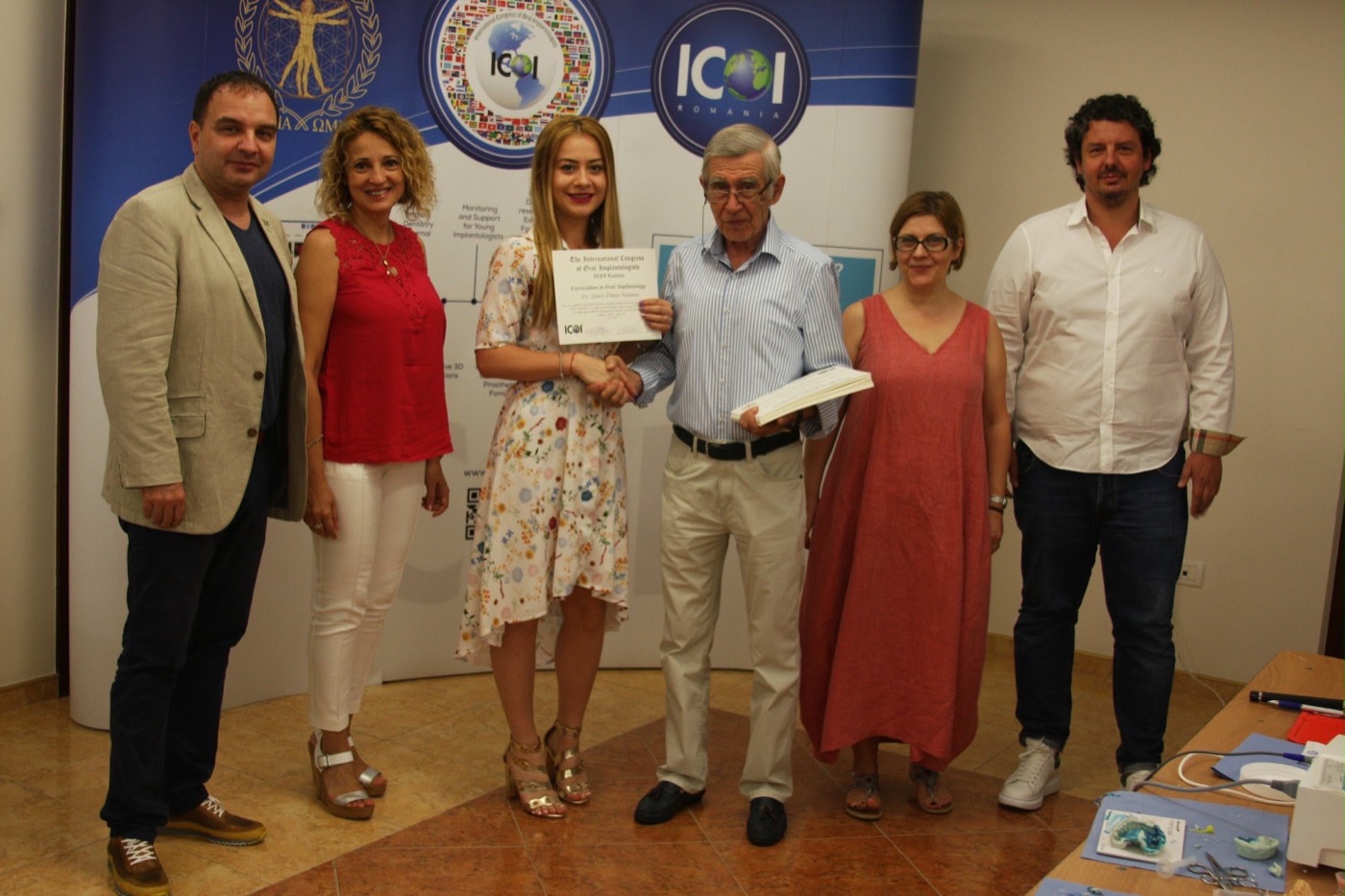 Dr. Laura Darawsha primind certificatul, alături de lectorii cursului