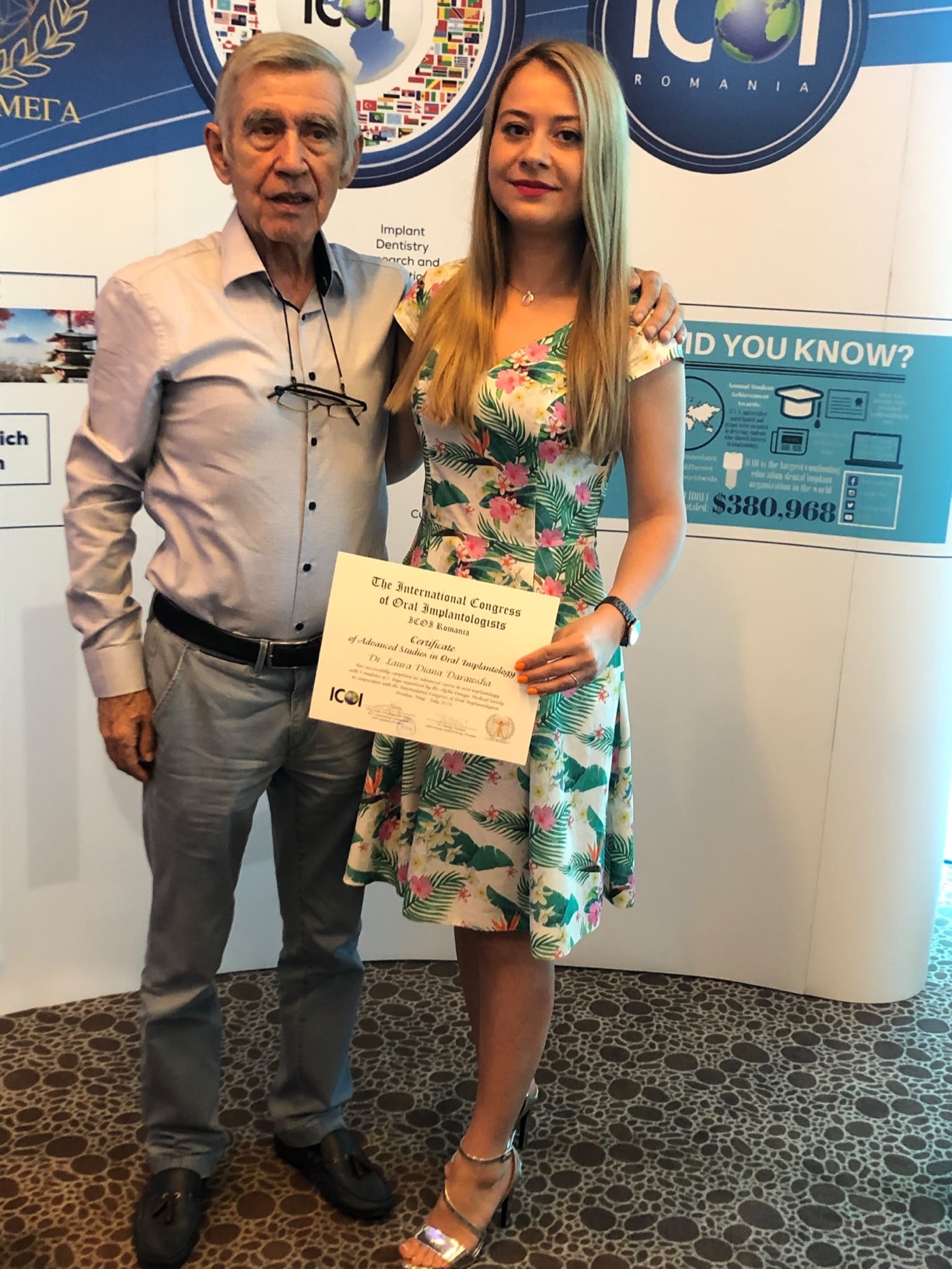 Dr. Laura Darawsha cu certificatul de implantologie, la ICOI România